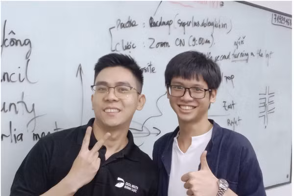 Bạn Trần Đức Tài (phải, sinh viên Trường ĐH Y dược TP.HCM và là thủ khoa duy nhất cả nước ở khối B năm 2025) tin tưởng chọn học ở DOL English - Ảnh: DOL English.