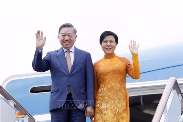 Tổng Bí thư, Chủ tịch nước Tô Lâm và Phu nhân tới sân bay Vnukovo, Moskva, Liên bang Nga. Ảnh: Thống Nhất/TTXVN.