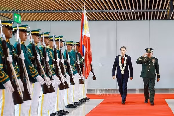 Lễ đón Thủ tướng Lê Minh Hưng tham dự Hội nghị Cấp cao ASEAN lần thứ 48 tại sân bay quốc tế Mactan, Cebu, Philippines. Ảnh: Dương Giang/TTXVN