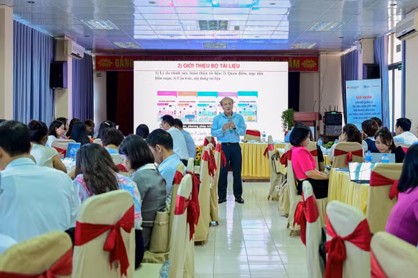 Toàn cảnh Hội thảo, tập huấn cán bộ quản lí và giáo viên cốt cán (tại Hải Phòng).