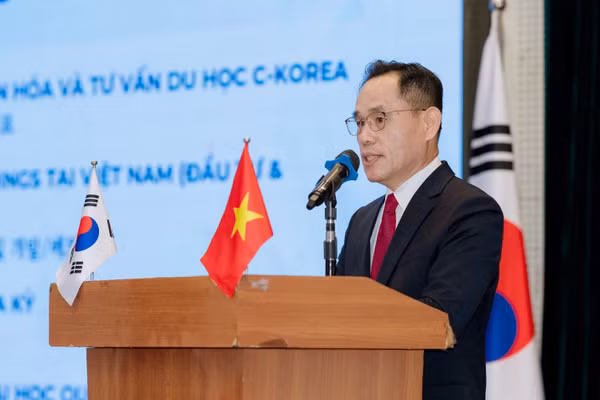 Viện trưởng Ki Woo Seok tại sự kiện Cuộc thi nói tiếng Hàn hằng năm của C-Korea.
