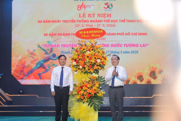 Lãnh đạo UBND TPHCM tặng hoa chúc mừng Sở Văn hóa và Thể thao TPHCM nhân kỷ niệm 80 năm Ngày truyền thống ngành thể dục thể thao Việt Nam và 50 năm ngành thể dục thể thao TPHCM. 