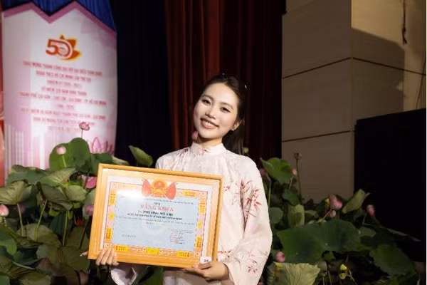 Phương Mỹ Chi nhận danh hiệu 'Thanh niên tiên tiến TPHCM làm theo lời Bác' 2026