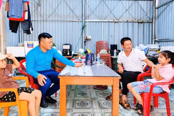 Thầy giáo Trần Văn Luyện trò chuyện, sẻ chia cùng học sinh nơi đảo xa.