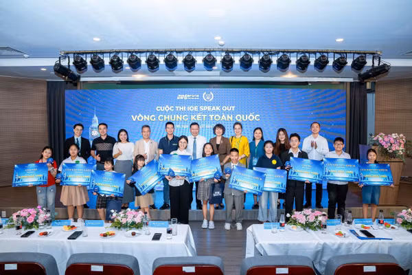 12 gương mặt xuất sắc nhất được xướng tên tại Vòng Chung kết Cuộc thi IOE Speak Out 2026.