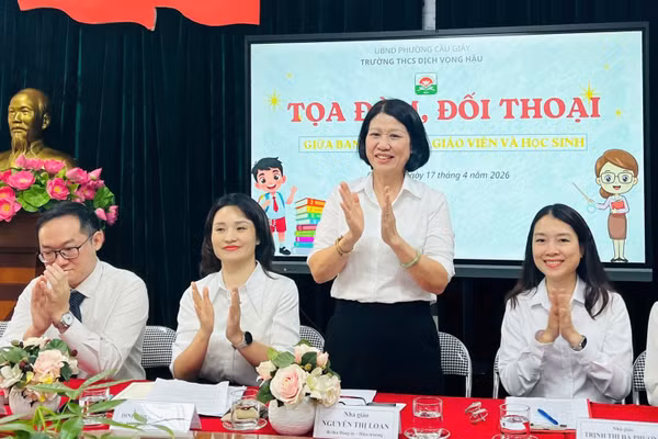 Nhà giáo Nguyễn Thị Loan - Bí thư Đảng ủy, Hiệu trưởng Trường THCS Dịch Vọng Hậu.
