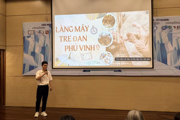 Sinh viên tự tin dự thi phần thuyết minh chuyên đề. Ảnh: HCMUE. 