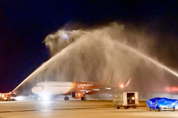 Chuyến bay đầu tiên của Vietjet được chào đón bằng nghi thức vòi rồng tại Colombo - Sri Lanka.