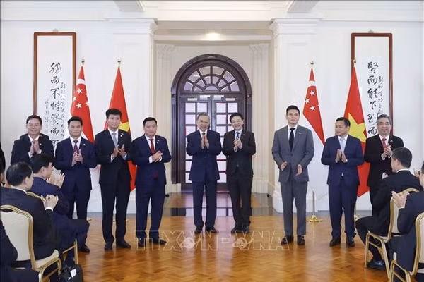 Tổng Bí thư, Chủ tịch nước Tô Lâm và Thủ tướng Singapore Lawrence Wong chứng kiến lễ trao các văn kiện hợp tác giữa hai nước. Ảnh: Thống Nhất/TTXVN