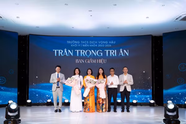Đại diện BPH khối 9 tri ân BGH Trường THCS Dịch Vọng Hậu.
