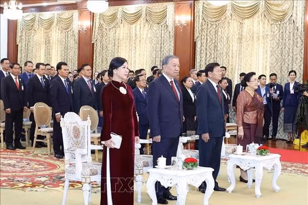 Tổng Bí thư Tô Lâm và Phu nhân, Tổng Bí thư, Chủ tịch nước Lào Thongloun Sisoulith và Phu nhân cùng đại biểu hai nước tham dự buổi lễ. Ảnh: Thống Nhất/TTXVN