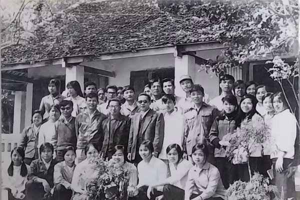 Thầy Nguyễn Ngọc Quang (Hiệu trưởng nhà trường) và thầy Đinh Trọng Lạc (Chủ nhiệm khoa) cùng SV khóa 1.