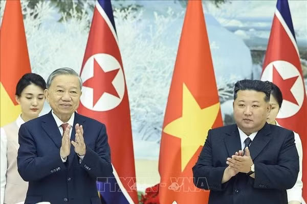 Tổng Bí thư Tô Lâm và Tổng Bí thư, Chủ tịch Quốc vụ Triều Tiên Kim Jong Un tại Tiệc chiêu đãi. Ảnh: Thống Nhất/TTXVN