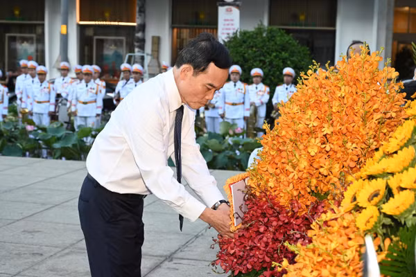 Ông Trần Lưu Quang, Bí thư Thành ủy TPHCM làm Trưởng đoàn, dâng hoa tưởng niệm Chủ tịch Hồ Chí Minh tại Công viên Tượng đài Chủ tịch Hồ Chí Minh. Ảnh: Quốc Phong. 