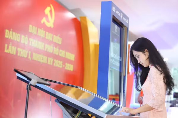 Lê Diễm Quỳnh Như tại triển lãm Đại hội đại biểu Đảng bộ TPHCM lần thứ I, nhiệm kỳ 2025-2030. Ảnh: Ngô Tùng.