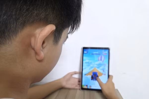 Nỗi lo từ chiếc điện thoại trên tay trẻ em
