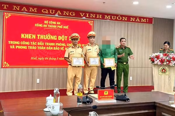 Công an TP Huế tổ chức khen thưởng đột xuất cho tài xế xe ôm và hai cán bộ CSGT. Ảnh: CA