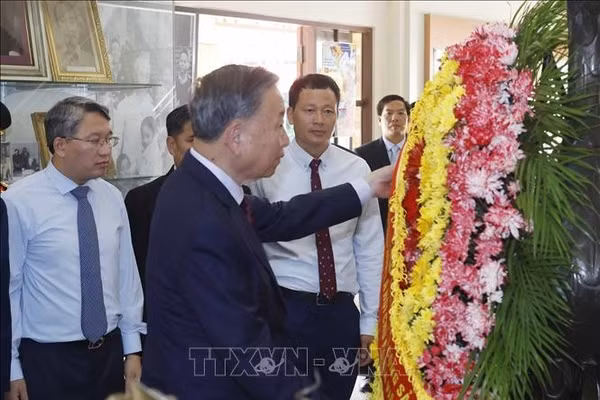 Tổng Bí thư, Chủ tịch nước Tô Lâm dâng hoa tưởng niệm Bác Hồ tại Khu di tích Chủ tịch Hồ Chí Minh ở tỉnh Udon Thani. Ảnh: Thống Nhất/TTXVN.