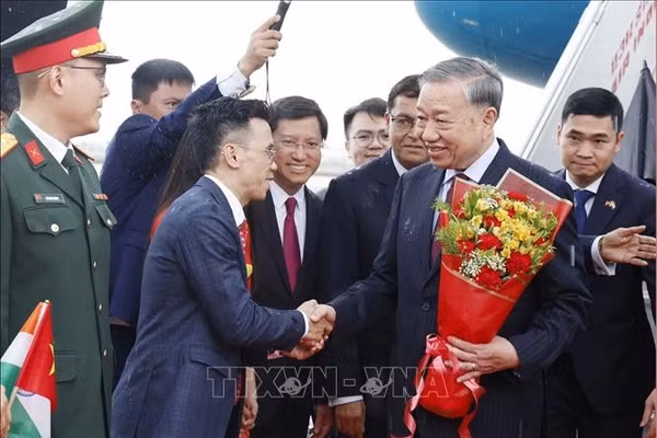 Tổng Bí thư, Chủ tịch nước Tô Lâm đến sân bay quân sự Palam, thủ đô New Delhi. Ảnh: Thống Nhất/TTXVN
