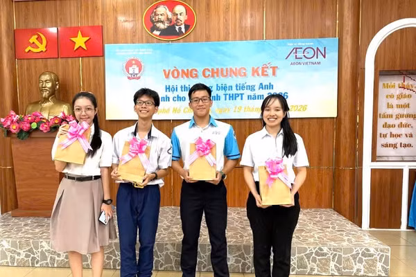  Trần Nguyên Chương (thứ 2 bên phải). 