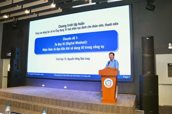 TS Nguyễn Hồng Bửu Long - Giảng viên Khoa Công nghệ Thông tin, Trường Đại học Khoa học Tự nhiên (Đại học Quốc gia TPHCM) tập huấn chuyên đề 1. 