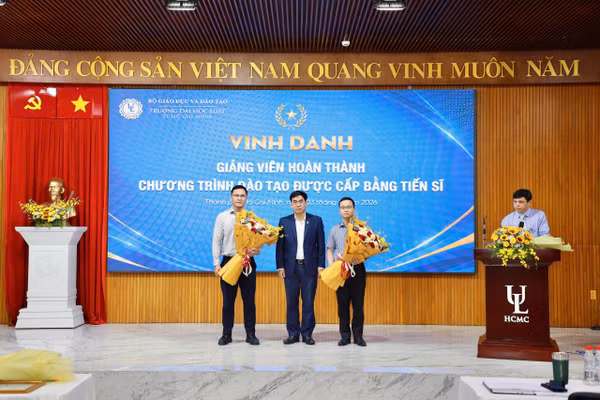 TS Lê Trường Sơn khen thưởng các giảng viên hoàn thành chương trình tiến sĩ. Ảnh: ULAW. 