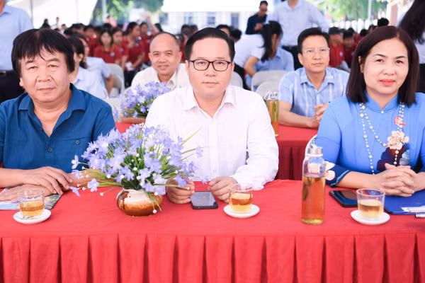 Lễ phát động chương trình "Tiếng Anh cho em" được tổ chức tại trường Tiểu học và THCS Lê Văn Hiến