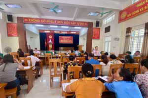 Lãnh đạo PGD tham dự giao ban sau sáp nhập chính quyền địa phương 2 cấp tuyên truyền về chương trình tín dụng HSSV tại điểm giao dịch xã Phong Nha