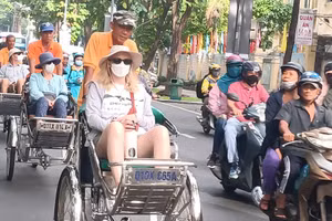 Khách quốc tế trải nghiệm dịch vụ xích lô tại TPHCM.