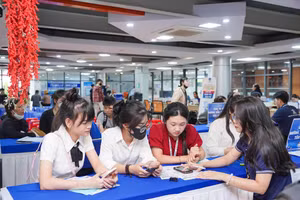 Thí sinh nhập học tại Trường ĐH Nguyễn Tất Thành.