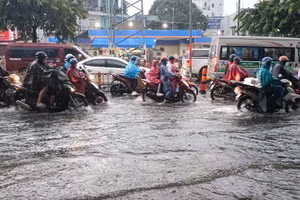 Nhiều tuyến đường ở TPHCM ngập nặng khi mưa lớn. (Ảnh: Q.H)