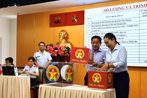 Bốc thăm ngẫu nhiên để chọn 161 người diện tiến hành xác minh tài sản, thu nhập. (Ảnh Thanh tra TPHCM cung cấp)