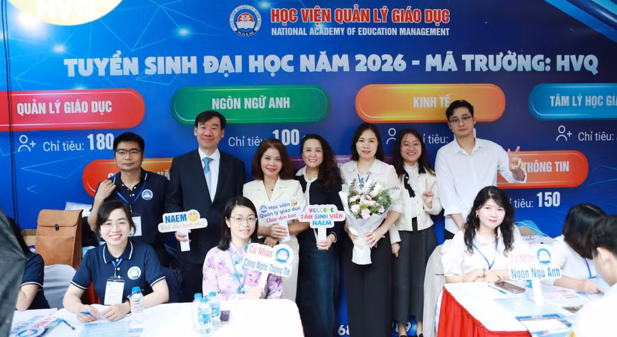 Cán bộ, giảng viên Học viện Quản lý Giáo dục sẵn sàng tư vấn xét tuyển cho thí sinh.