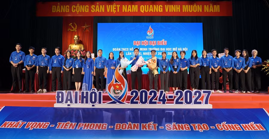 Ban Chấp hành Đoàn TNCS Hồ Chí Minh Trường ĐH Mở Hà Nội khóa 11, nhiệm kỳ 2024 – 2027 ra mắt Đại hội.