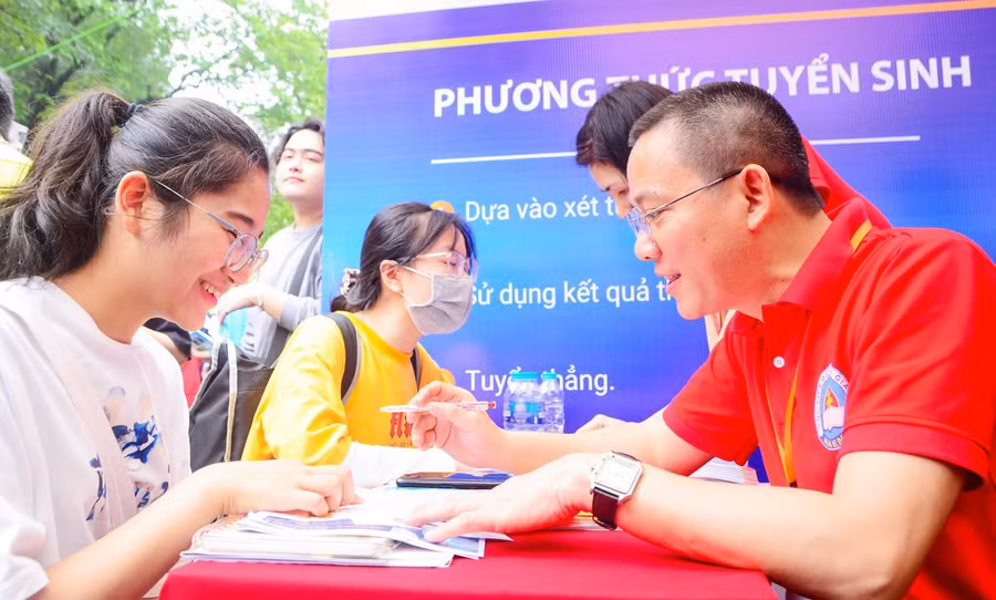 TS Cao Xuân Liễu tư vấn xét tuyển cho thí sinh.