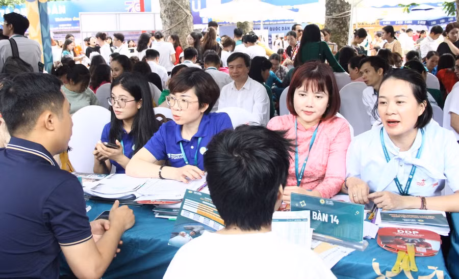 Gian tư vấn của Học viện Tài chính luôn thu hút sự quan tâm đặc biệt của phụ huynh và học sinh.