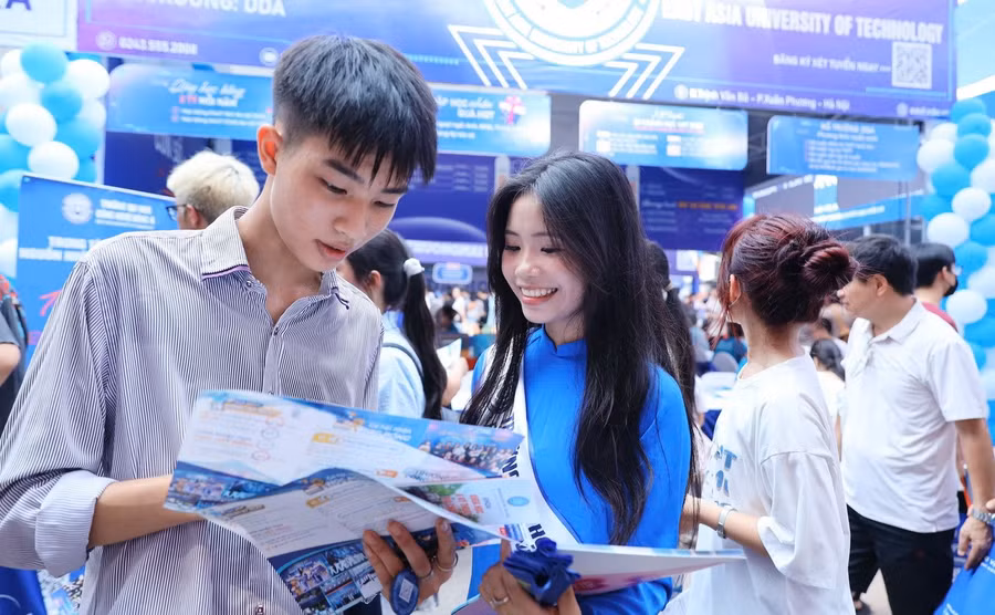 Thí sinh tham dự Ngày hội lựa chọn nguyện vọng xét tuyển năm 2025 tại Đại học Bách khoa Hà Nội. Ảnh: Nam Trần.