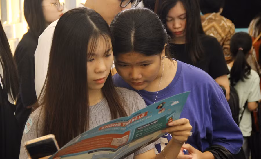 Một hoạt động tư vấn tuyển sinh tại Hà Nội.