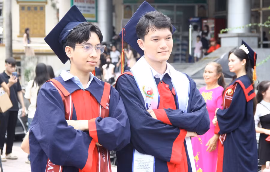Các tân bác sĩ y học cổ truyền trong ngày nhận bằng tốt nghiệp.