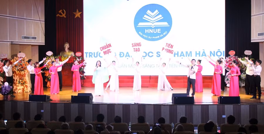Văn nghệ chào mừng.