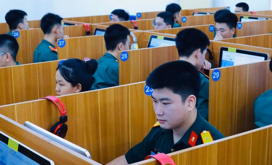 Thí sinh dự thi phần nhận thức bằng hình thức trắc nghiệm trực tuyến trên máy tính.