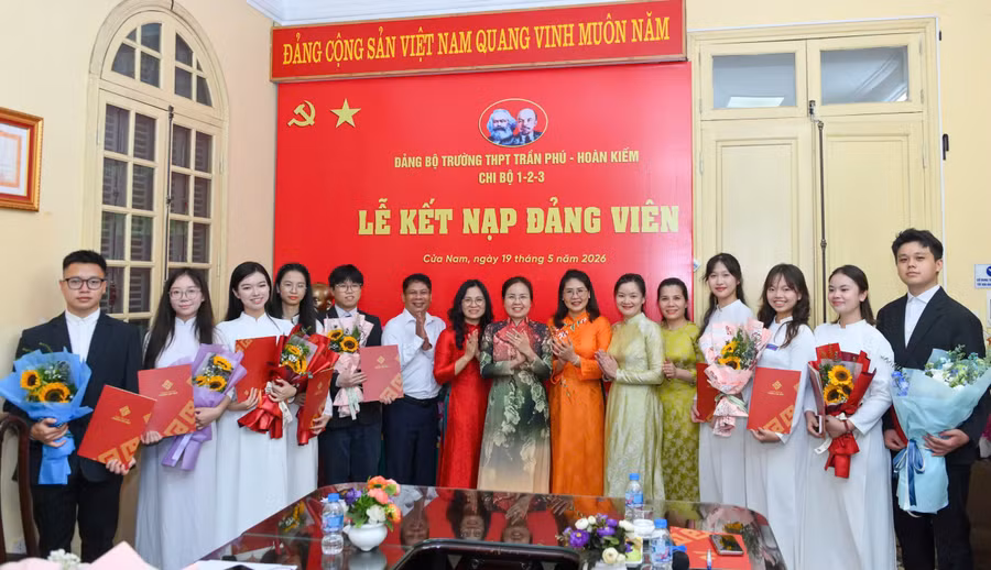 Lãnh đạo Đảng ủy Phường Cửa Nam và Trường THPT Trần Phú - Hoàn Kiếm chúc mừng 9 Đảng viên mới.