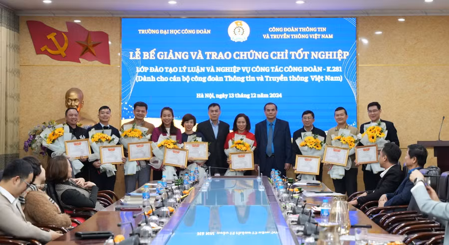 TS Nguyễn Đức Tĩnh và đồng chí Trần Vũ Hà chúc mừng các học viên có thành tích xuất sắc.