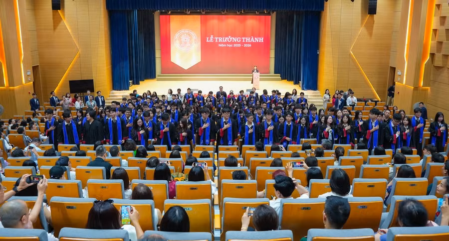 Lễ trưởng thành của học sinh lớp 12 của Trường Ngôi Sao Hoàng Mai (Hà Nội).