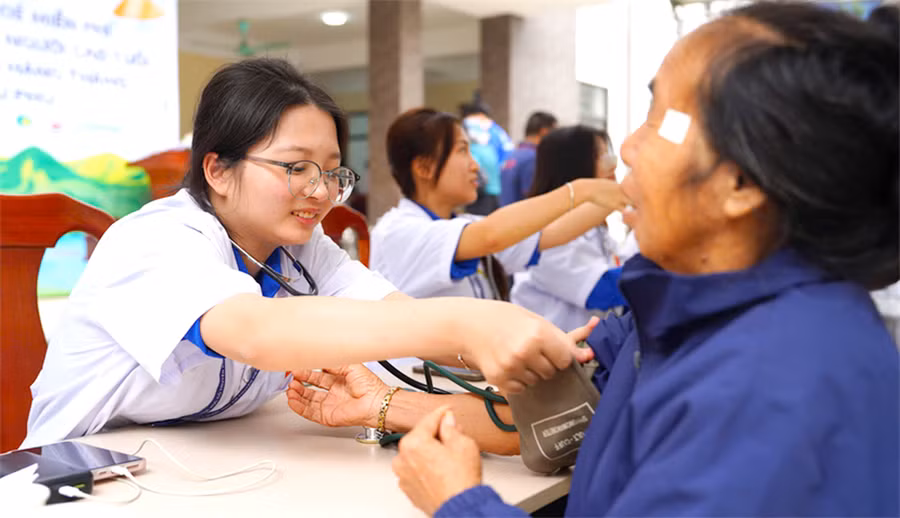 Sinh viên Học viện Y – Dược học cổ truyền Việt Nam tham gia tình nguyện khám bệnh, tư vấn sức khỏe, cấp phát thuốc miễn phí cho người dân xã Kiều Phú (Hà Nội).