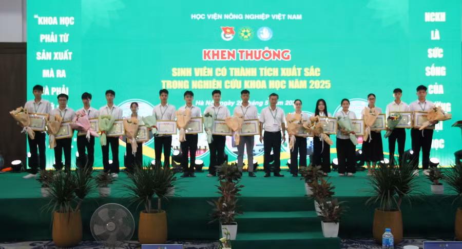 Nhiều sinh viên được vinh danh khen thưởng.