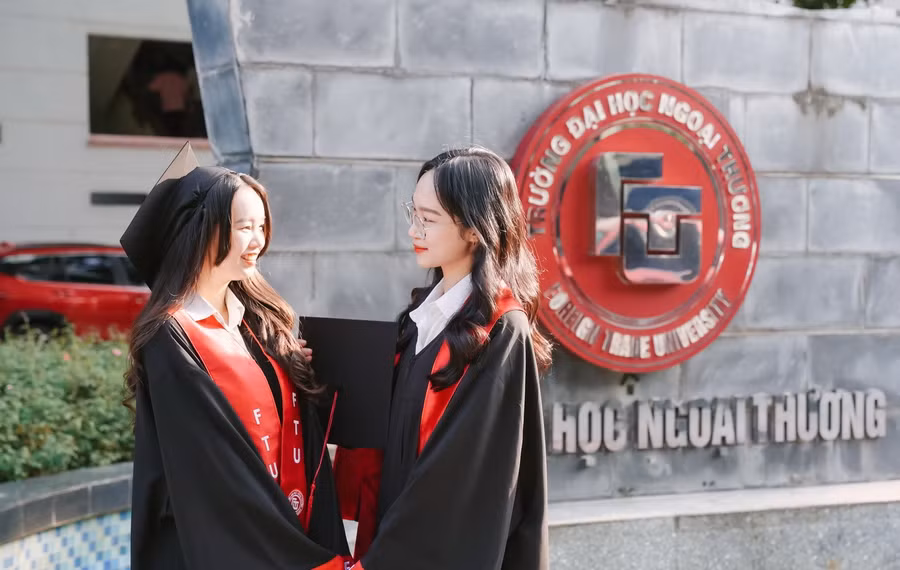 Sinh viên Trường ĐH Ngoại thương trong ngày tốt nghiệp.