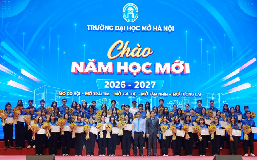 pgsts-duong-thang-long-pho-bi-thu-dang-uy-pht-ts-bui-thanh-son-pht-trao-khen-thuong-cho-sv-co-thanh-tich-xuat-sac-trong-cong-tac-doan-hoi.jpg