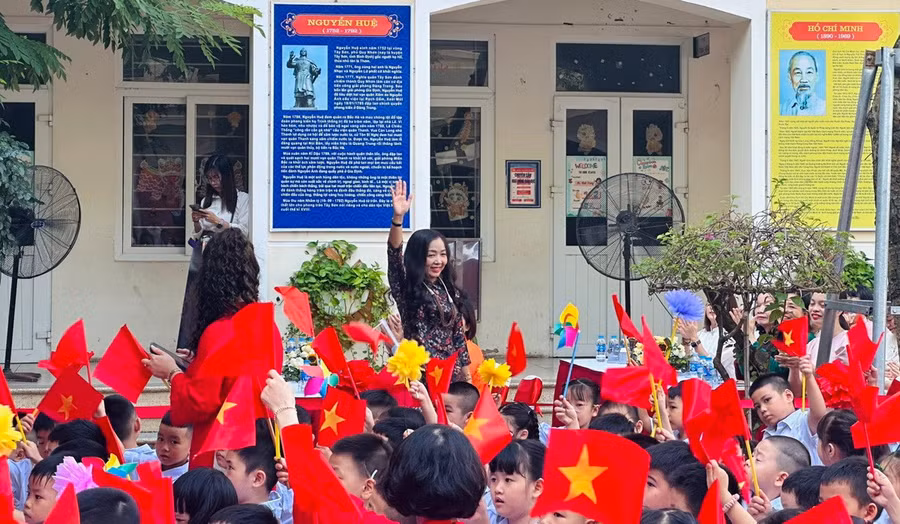 Năm học 2024 - 2025, Trường tiểu học Vĩnh Tuy (Hai Bà Trưng, Hà Nội) chào đón gần 1.700 học sinh.