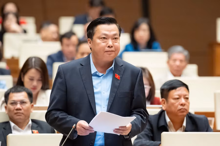 Đại biểu Phạm Hùng Thắng, Đoàn ĐBQH tỉnh Ninh Bình thảo luận tại phiên họp.
